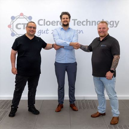 Metal Spark and Cloeren Technology shaking hands on the new partnership