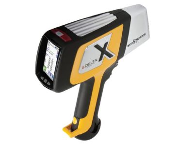 De draagbare XRF waarmee we materiaal ter plaatse identificeren